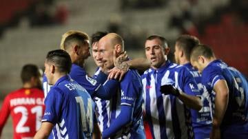 Los jugadores del Alavés celebran uno de los goles contra el Nástic