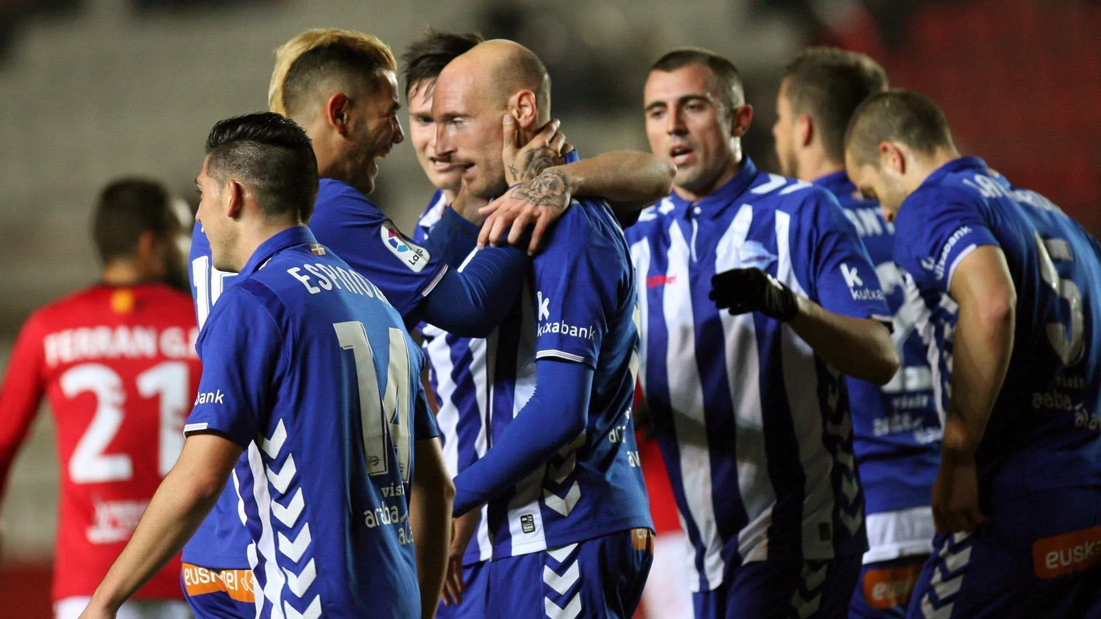 Los jugadores del Alavés celebran uno de los goles contra el Nástic