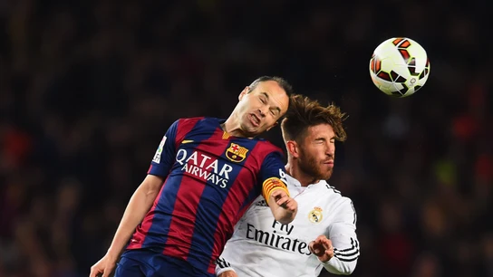 Iniesta y Sergio Ramos atacan un balón dividido Iniesta y Sergio Ramos atacan un balón dividido