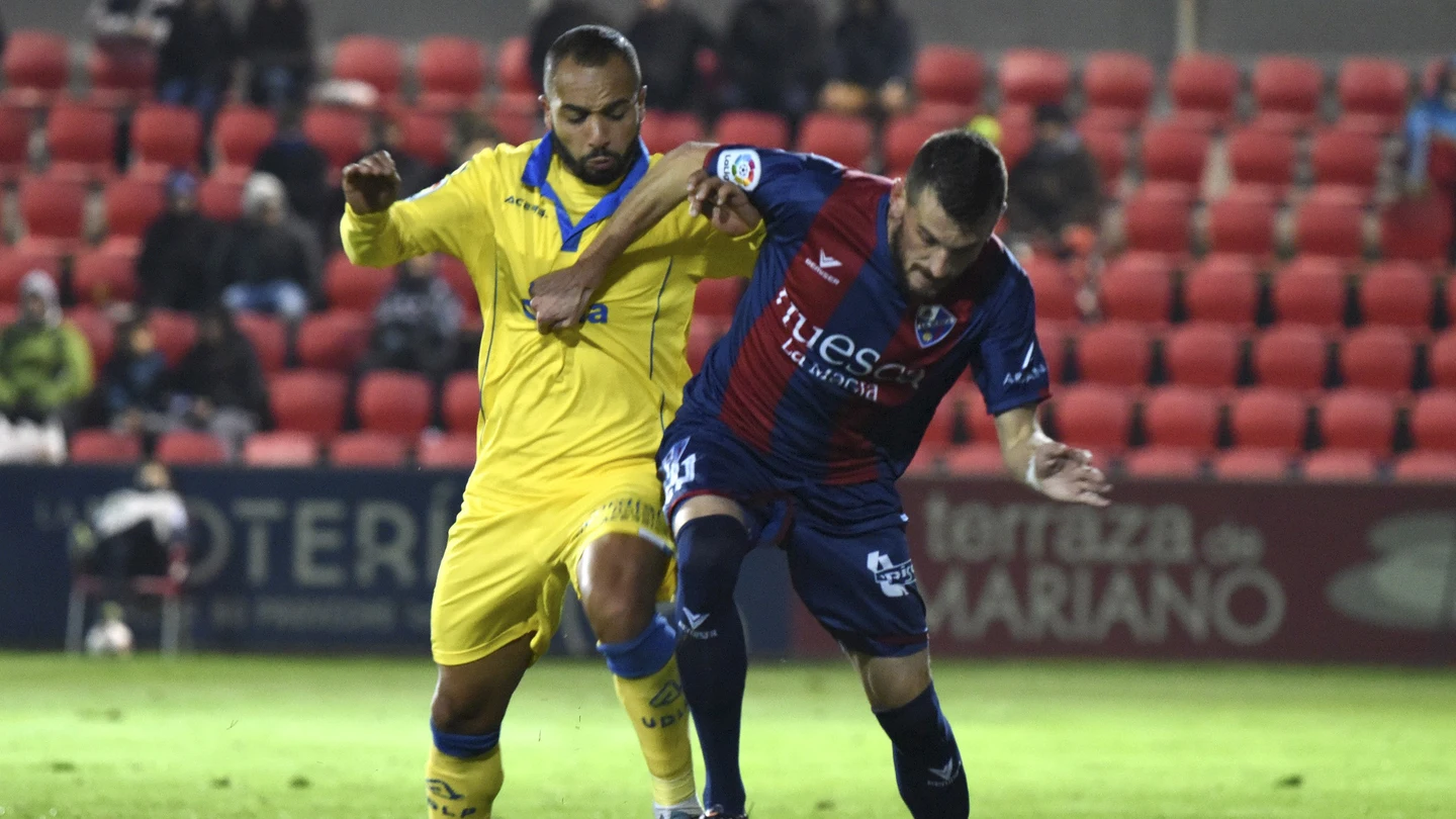 Brezancic y El Zhar disputan un balón Brezancic y El Zhar disputan un balón
