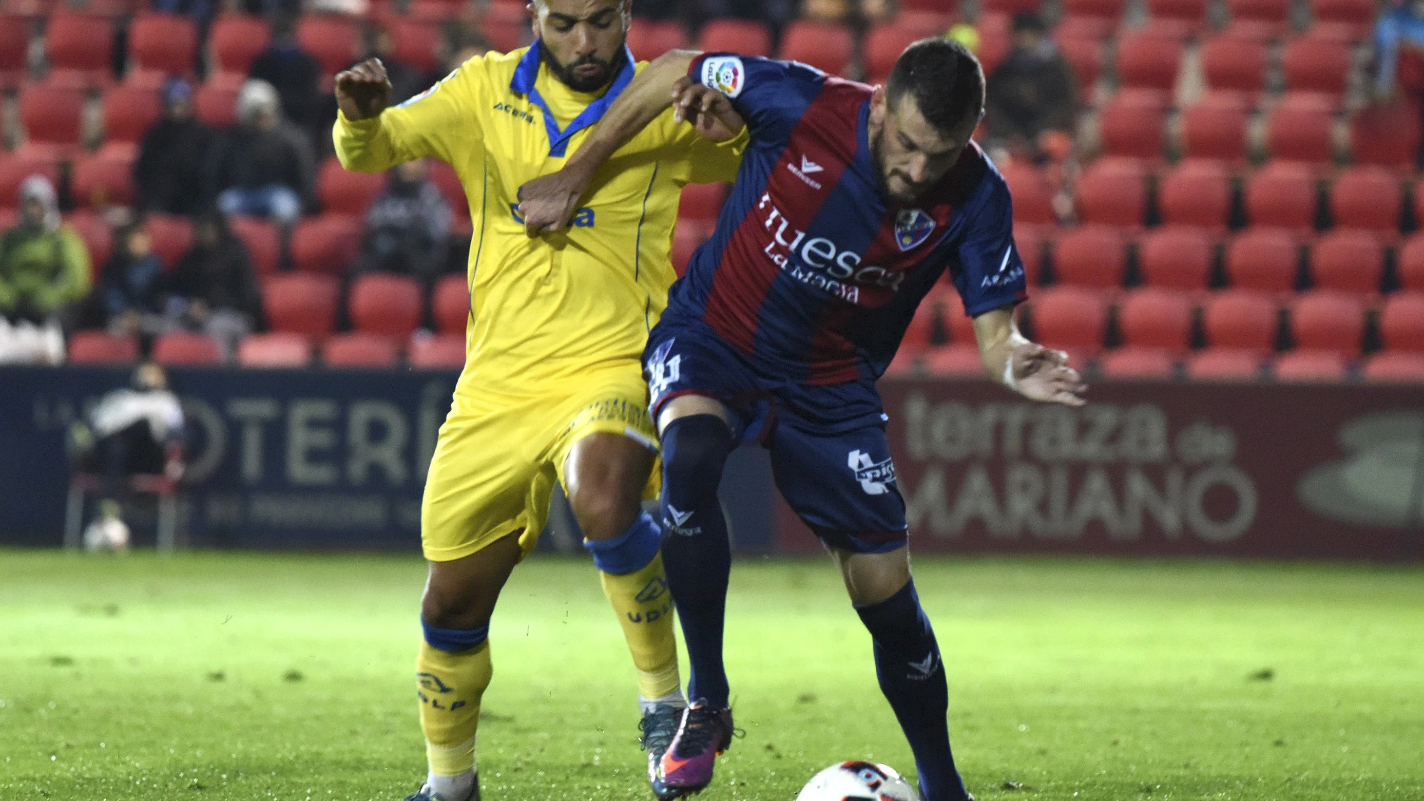 Brezancic y El Zhar disputan un balón