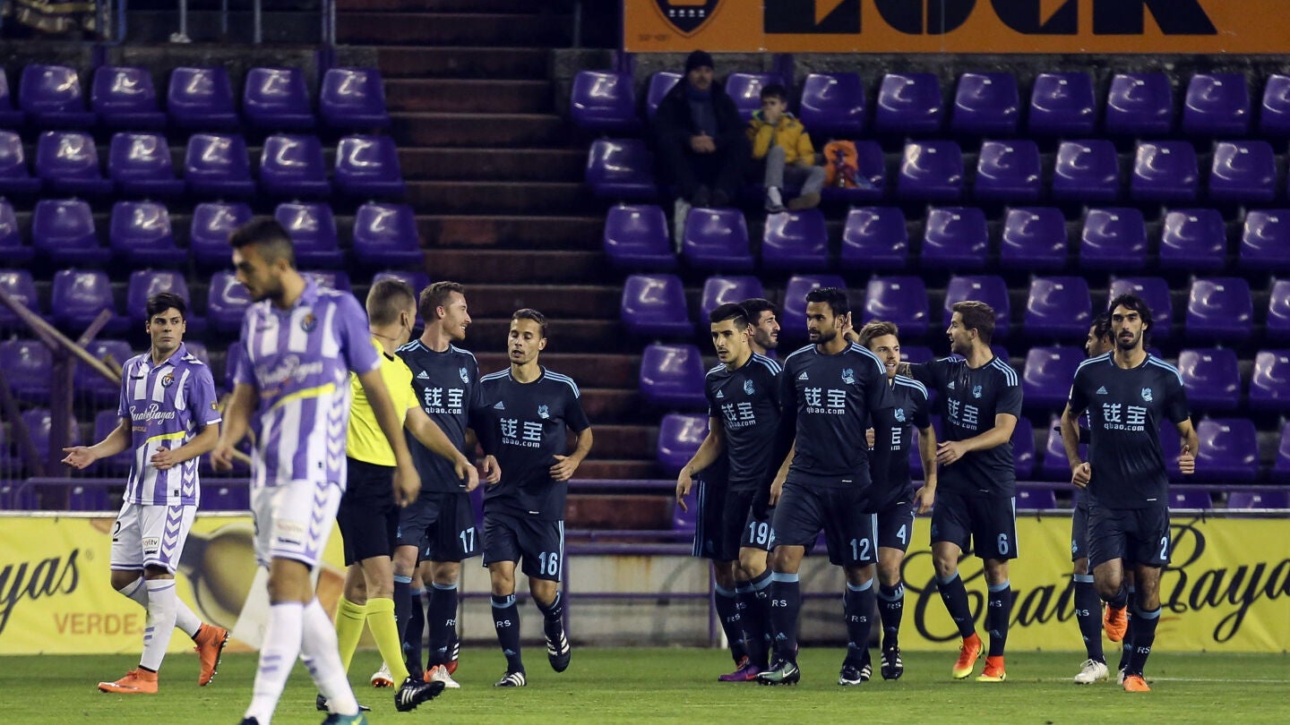 Los jugadores de la Real Sociedad celebran uno de los goles ante el Valladolid