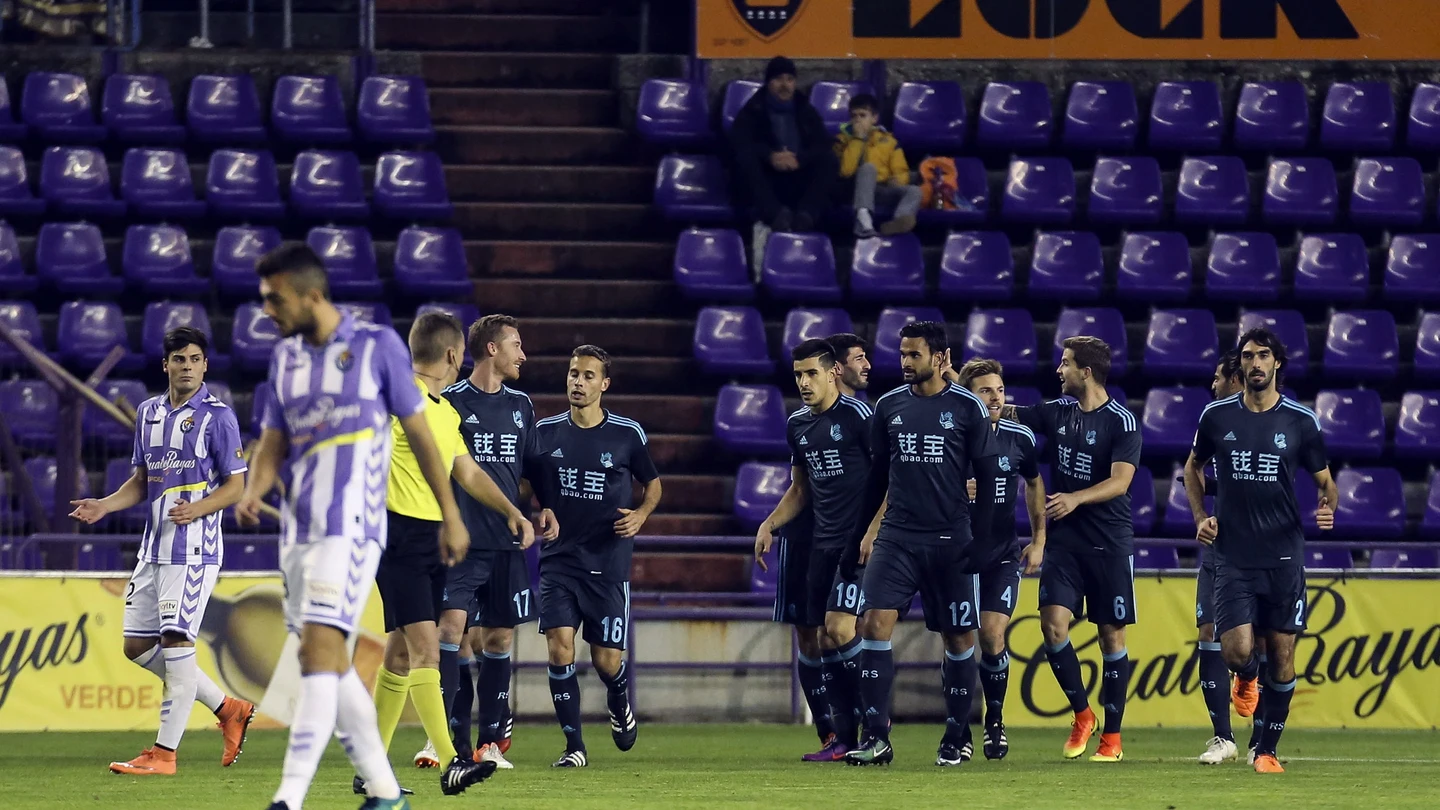 Los jugadores de la Real Sociedad celebran uno de los goles ante el Valladolid Los jugadores de la Real Sociedad celebran uno de los goles ante el Valladolid
