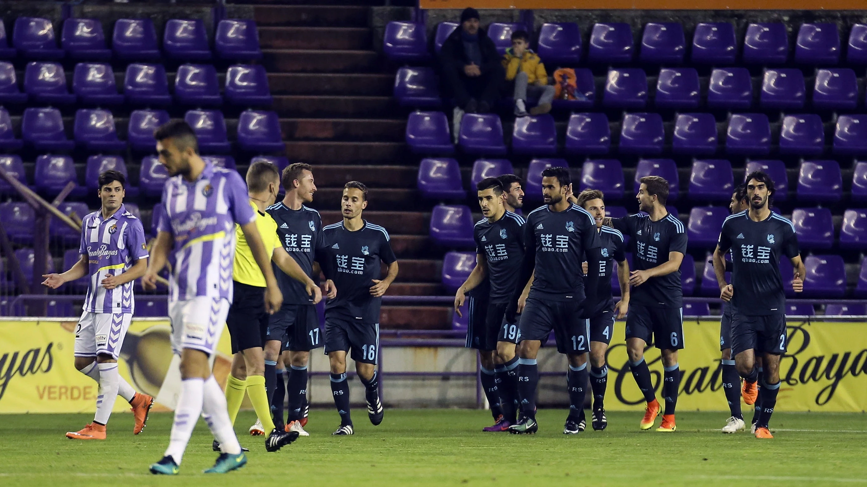 Los jugadores de la Real Sociedad celebran uno de los goles ante el Valladolid