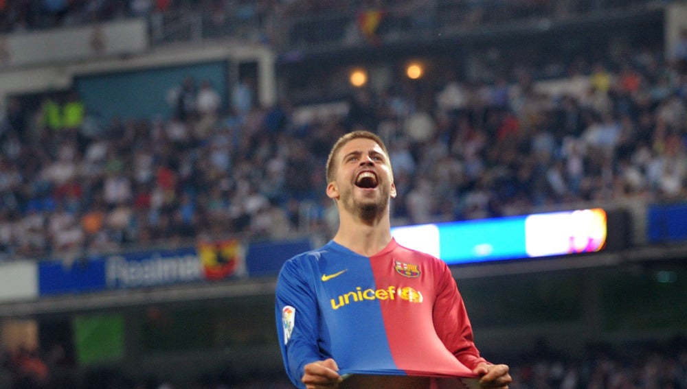 Piqué, celebrando su gol contra el Real Madrid en el 2-6 de 2009