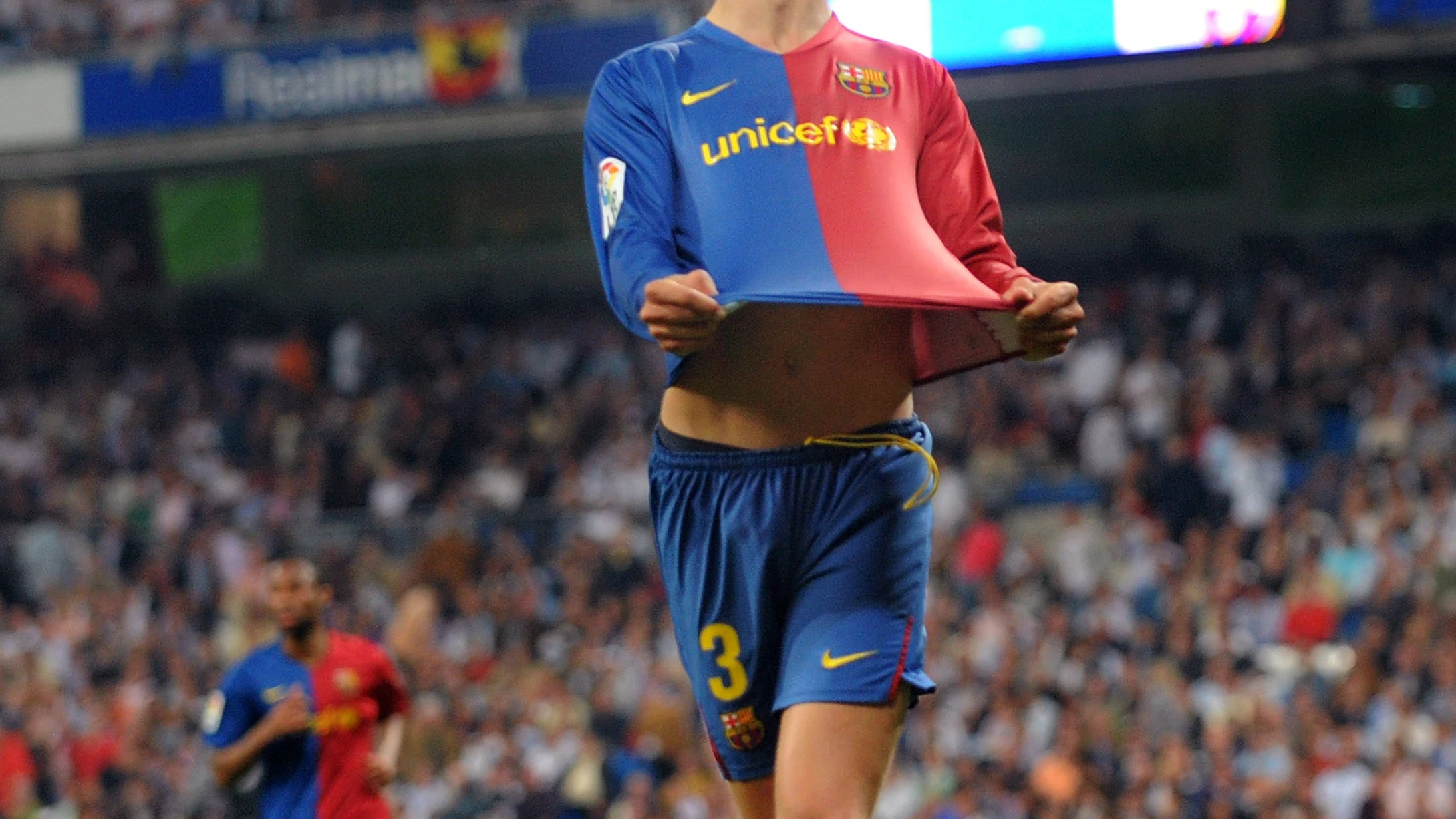 Piqué, celebrando su gol contra el Real Madrid en el 2-6 de 2009