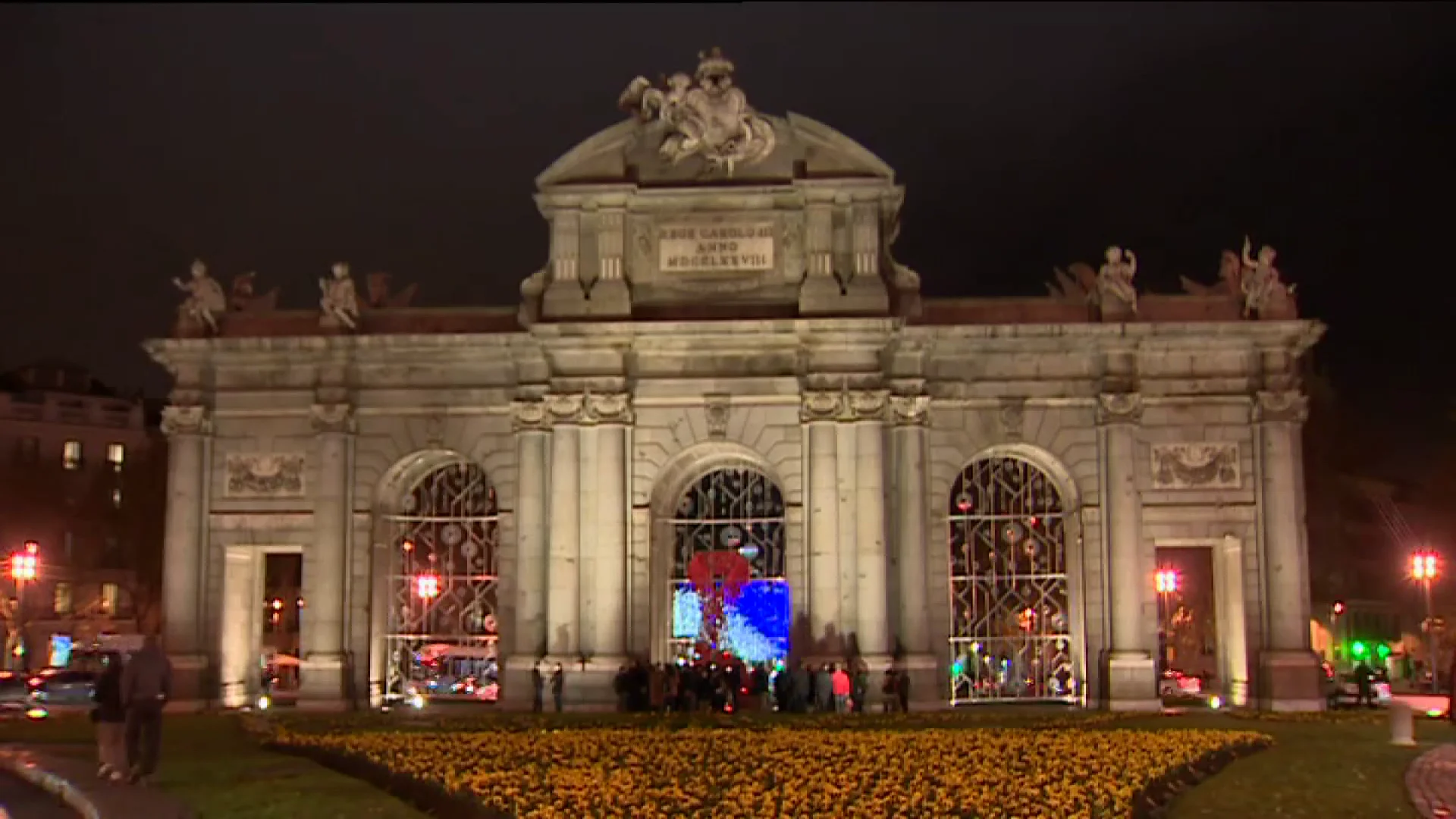 Un lazo rojo adorna la Puerta de Alcalá con motivo del Día Mundial de la lucha contra el VIH