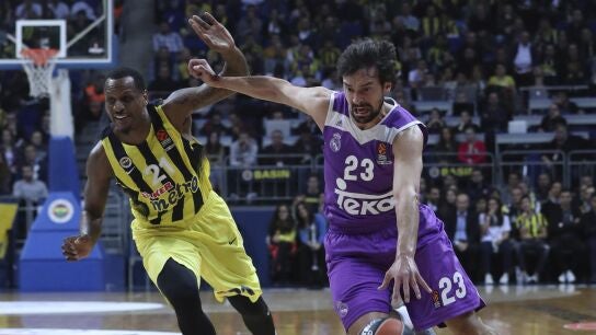 Sergio Llull intenta entrar a canasta ante la defensa del Fenerbahce
