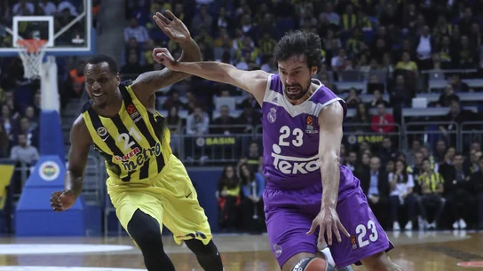Sergio Llull intenta entrar a canasta ante la defensa del Fenerbahce Sergio Llull intenta entrar a canasta ante la defensa del Fenerbahce