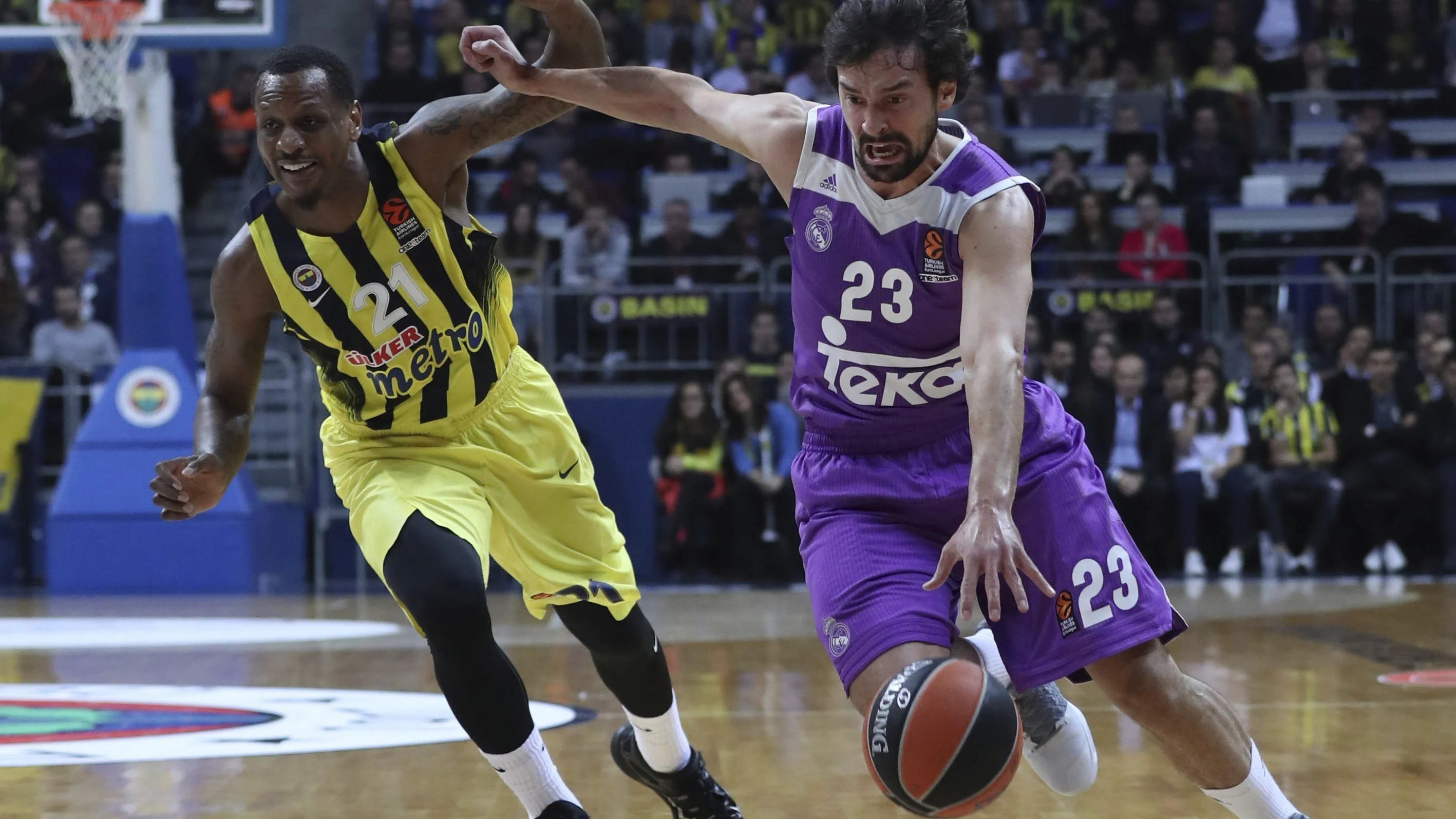 Sergio Llull intenta entrar a canasta ante la defensa del Fenerbahce