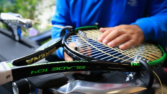 Un persona encuerda una raqueta de tenis Un persona encuerda una raqueta de tenis