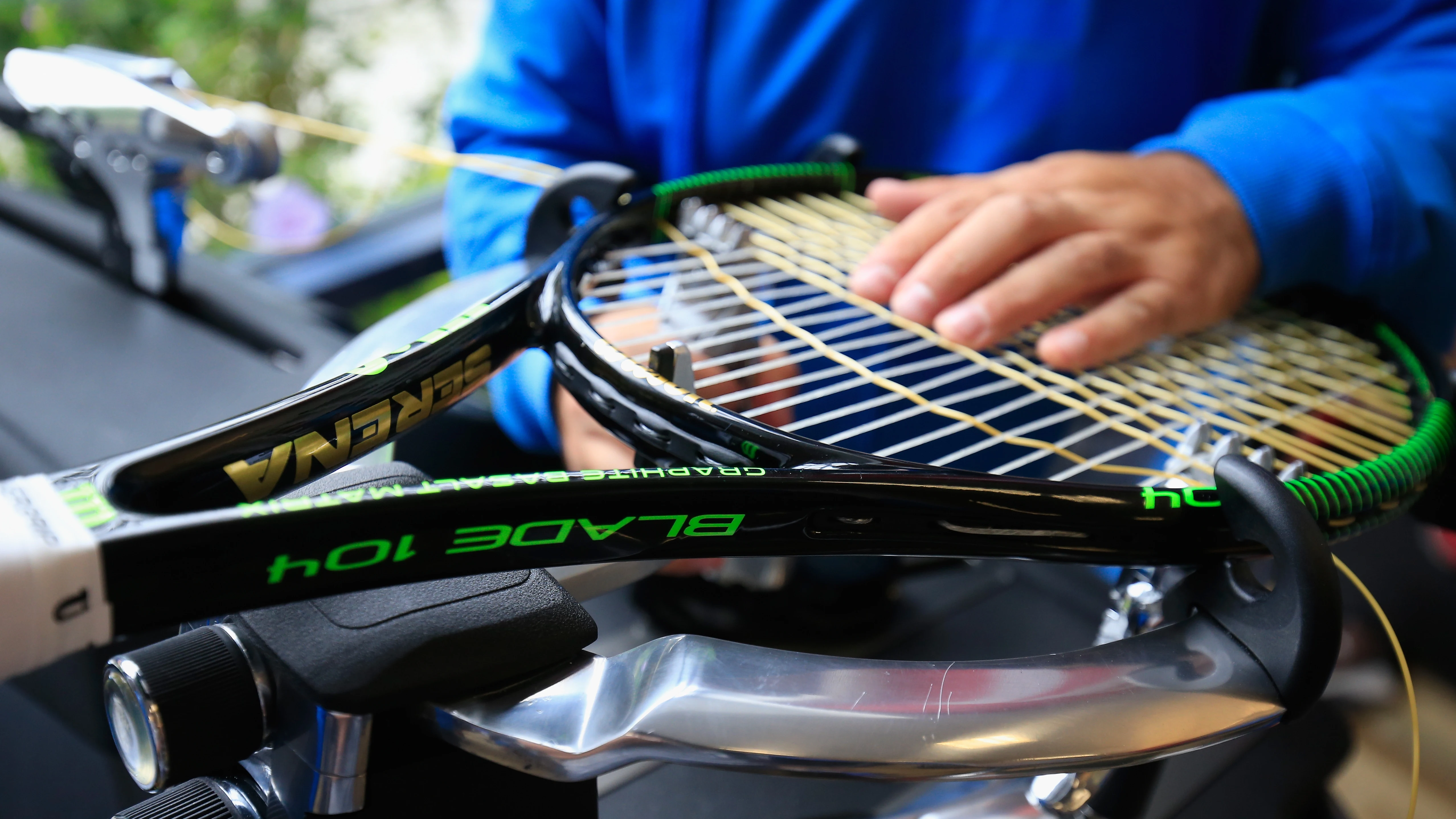 Un persona encuerda una raqueta de tenis