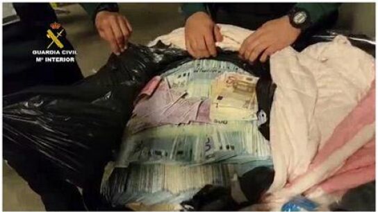 Fotograf&iacute;a facilitada por la Guardia Civil que ha intervenido en el aeropuerto de El Prat m&aacute;s de un mill&oacute;n de euros sin declarar en el equipaje de dos ciudadanos chinos vecinos de Valencia que iban a viajar a Shangai