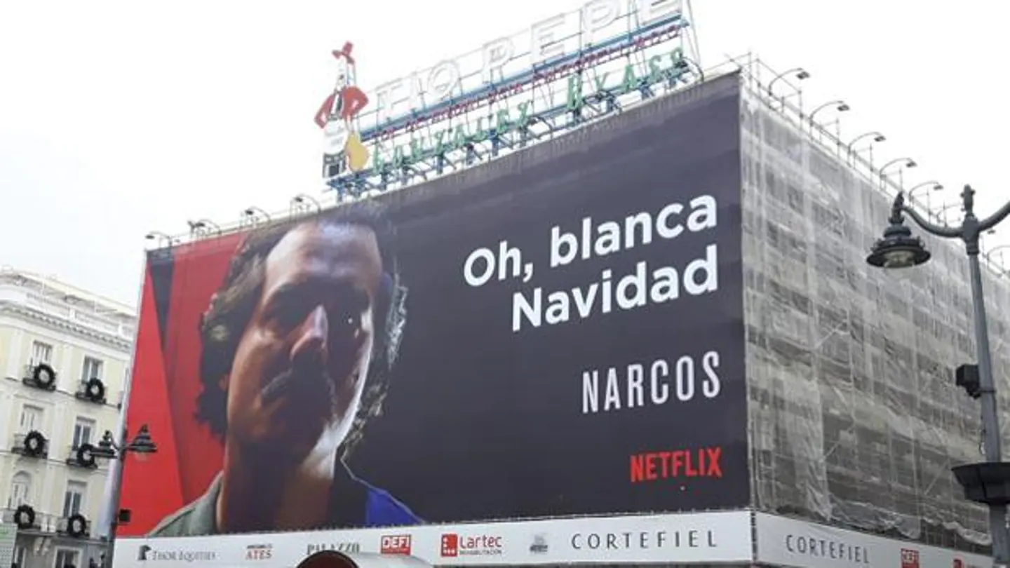 Cartel de 'Narcos' en la Puerta del Sol Cartel de 'Narcos' en la Puerta del Sol