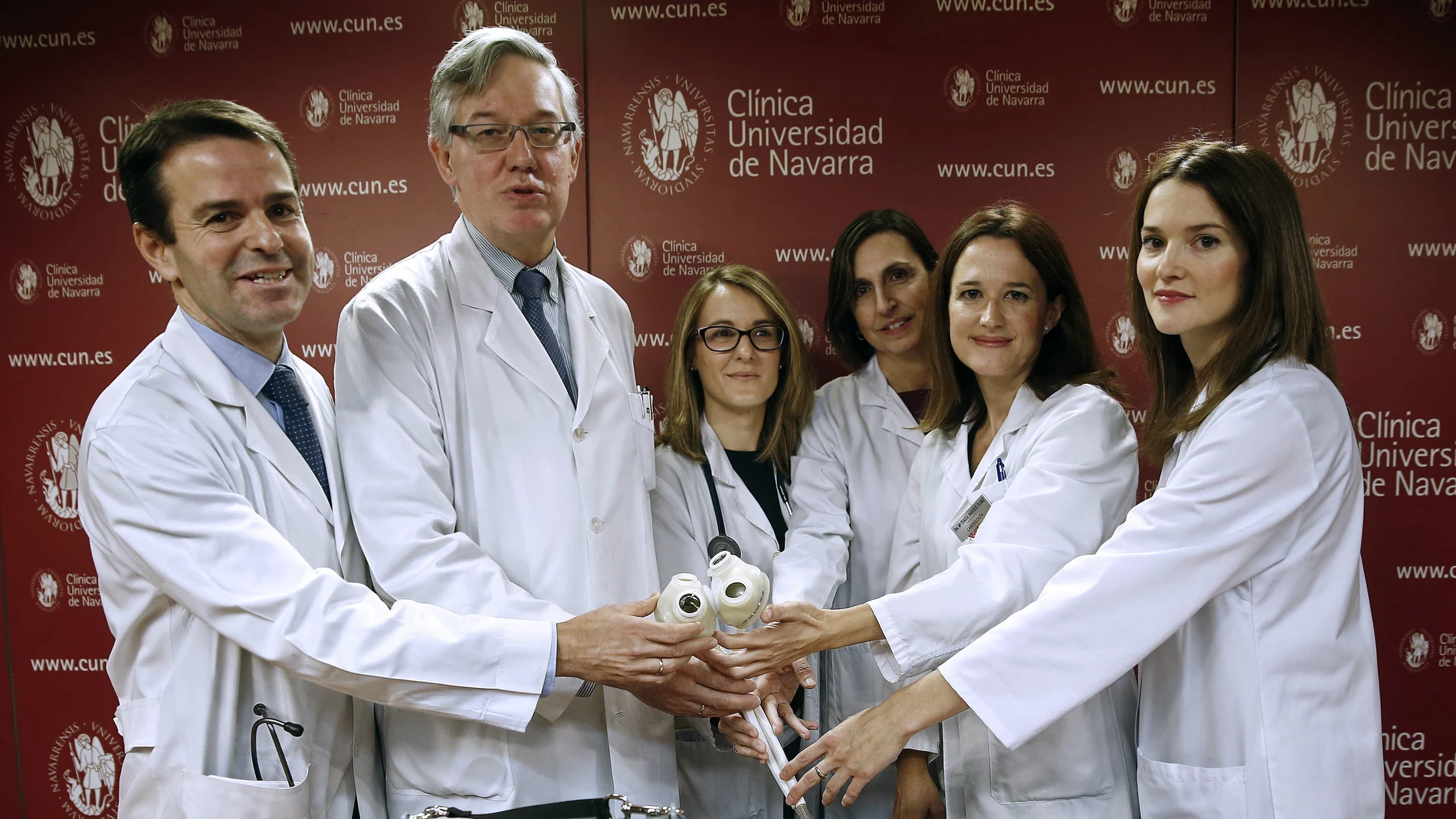 Un grupo de médicos y enfermeras muestran una copia del corazón artificial que ha sido trasplantado