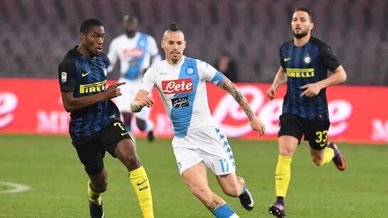 Los jugadores Marek Hamsik y Geoffrey Kondogbia durante el N&aacute;poles - Inter de Mil&aacute;n