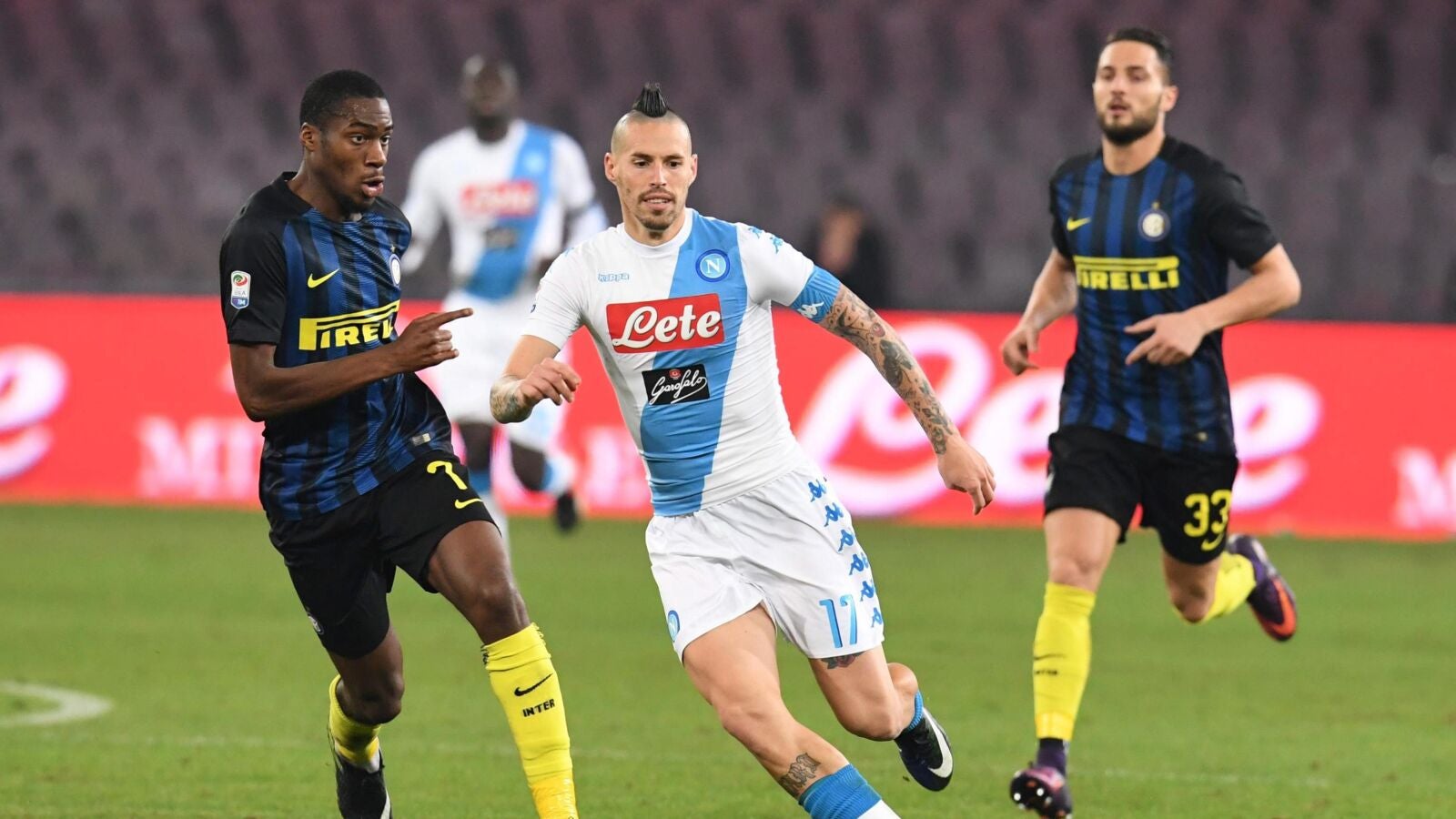 Los jugadores Marek Hamsik y Geoffrey Kondogbia durante el N&aacute;poles - Inter de Mil&aacute;n