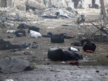 Los cadáveres se amontonan en el barrio de Yeb al Quebeh de Alepo Los cadáveres se amontonan en el barrio de Yeb al Quebeh de Alepo