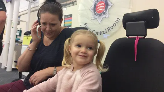 La niña de 3 años y su madre La niña de 3 años y su madre