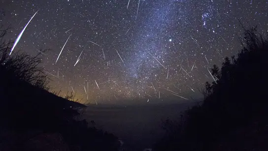 Imagen obtenida a lo largo de una noche de Gemínidas en 2012. Imagen obtenida a lo largo de una noche de Gemínidas en 2012.