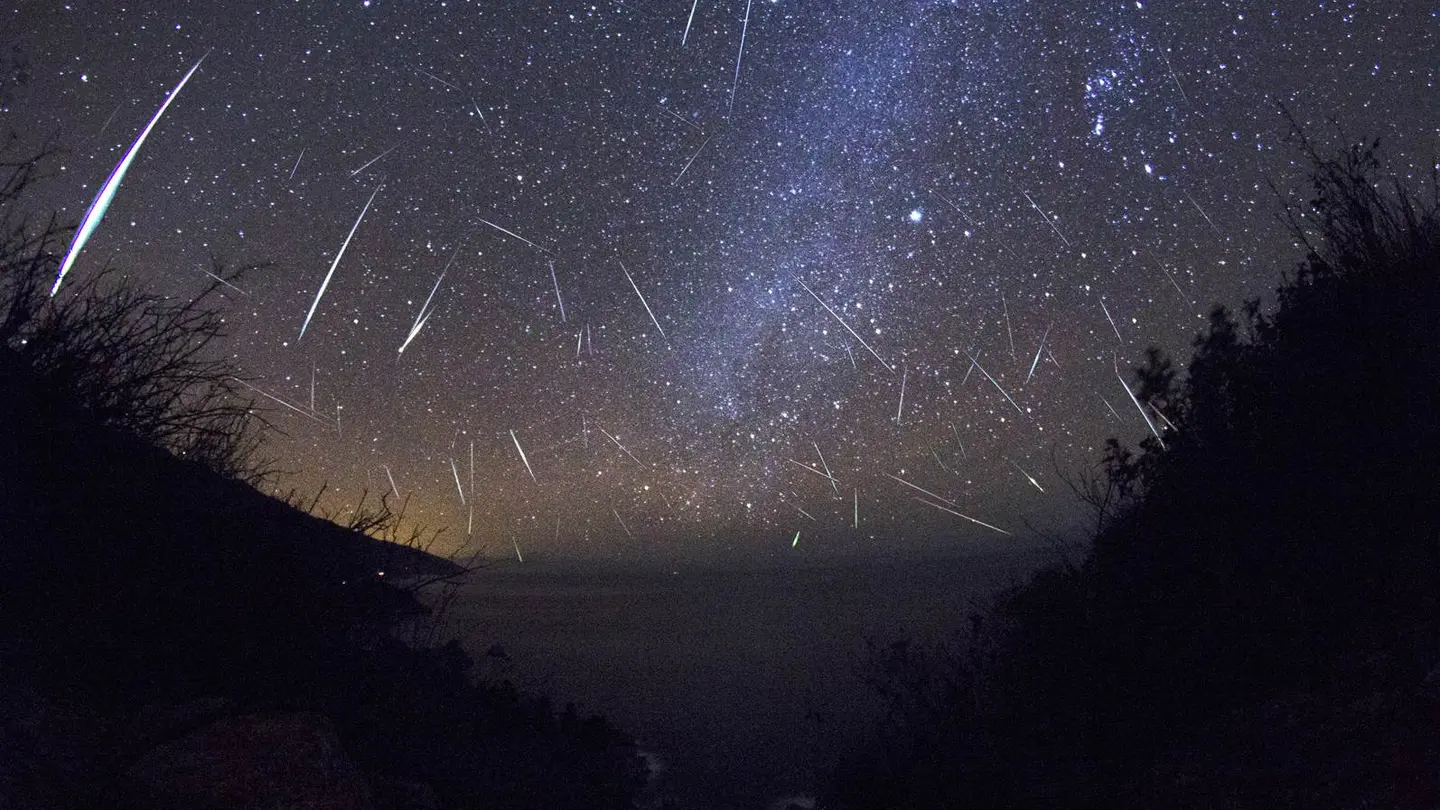 Imagen obtenida a lo largo de una noche de Gemínidas en 2012. Imagen obtenida a lo largo de una noche de Gemínidas en 2012.