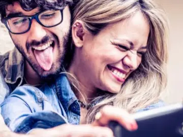Pareja haciéndose un selfie Pareja haciéndose un selfie