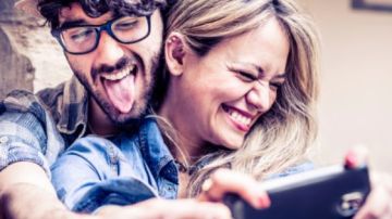 Pareja haciéndose un selfie