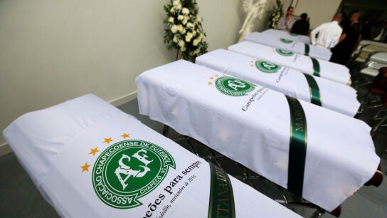 Los f&eacute;retros con los restos mortales de los fallecidos en el accidente del Chapecoense 