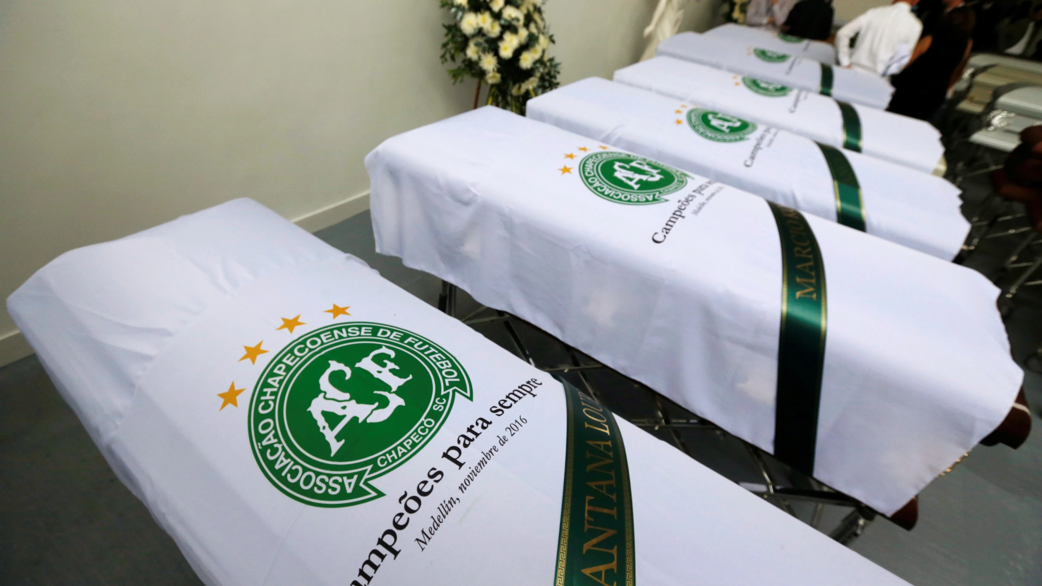 Los féretros con los restos mortales de los fallecidos en el accidente del Chapecoense 