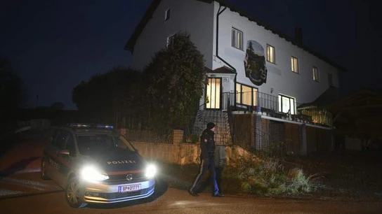 La Policía de Viena llega al lugar del brutal crimen La Policía de Viena llega al lugar del brutal crimen