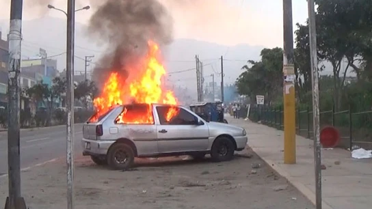 Incendio de un coche durante la protesta Incendio de un coche durante la protesta
