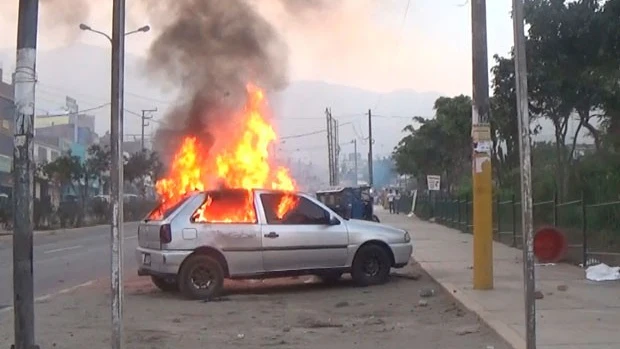 Incendio de un coche durante la protesta