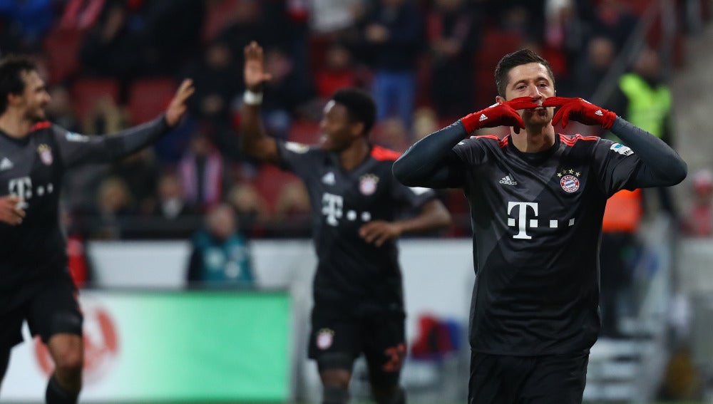 Lewandowski celebra uno de sus goles contra el Mainz