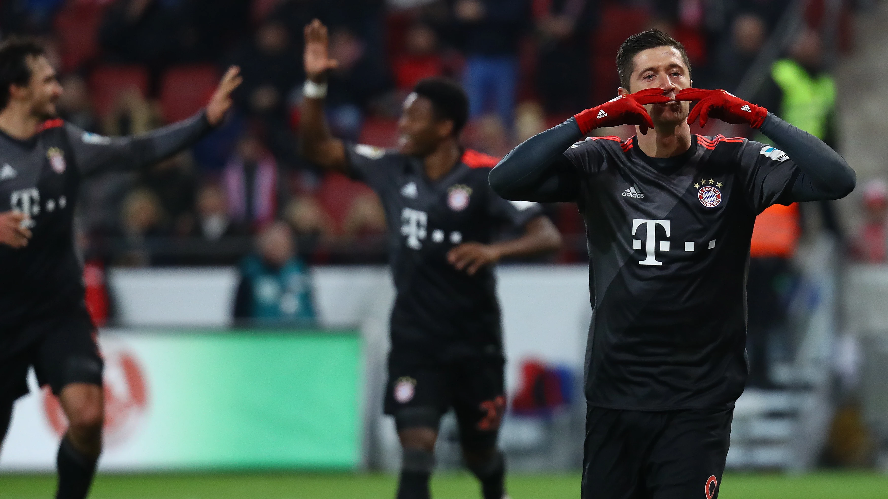 Lewandowski celebra uno de sus goles contra el Mainz Lewandowski celebra uno de sus goles contra el Mainz