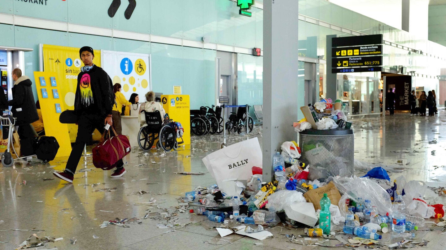 Restos de basura en la T1 del Aeropuerto de Barcelona