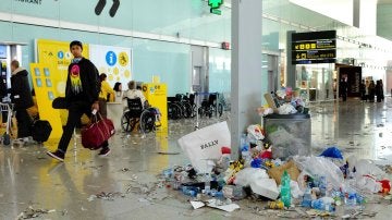 Restos de basura en la T1 del Aeropuerto de Barcelona