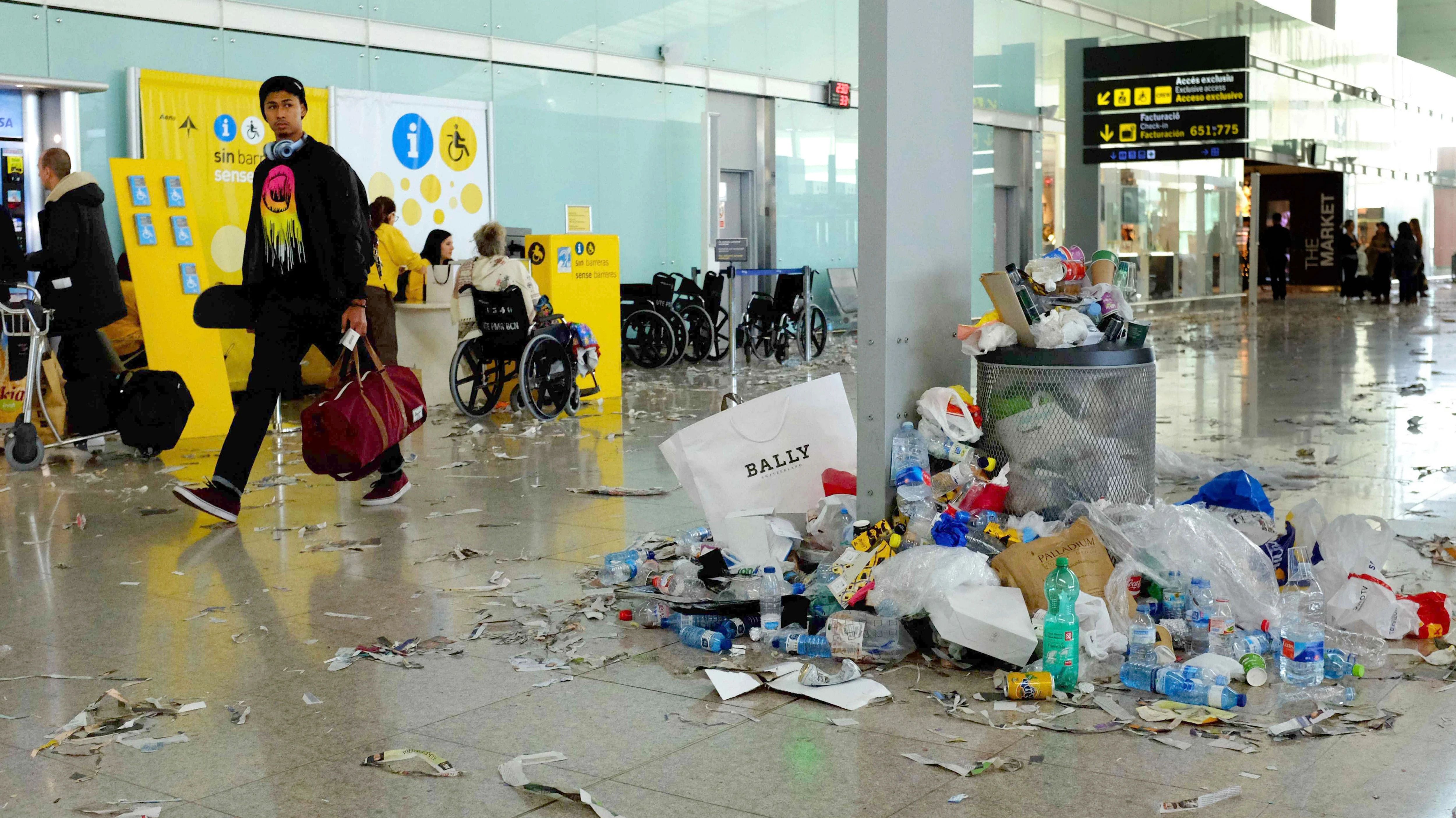 Restos de basura en la T1 del Aeropuerto de Barcelona