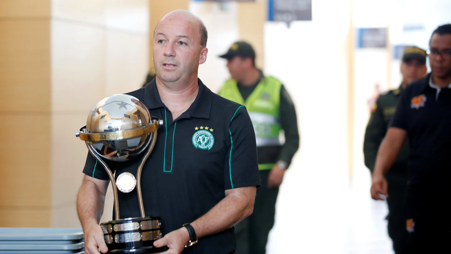 Marcelo Zolet porta la Copa sudamericana Marcelo Zolet porta la Copa sudamericana