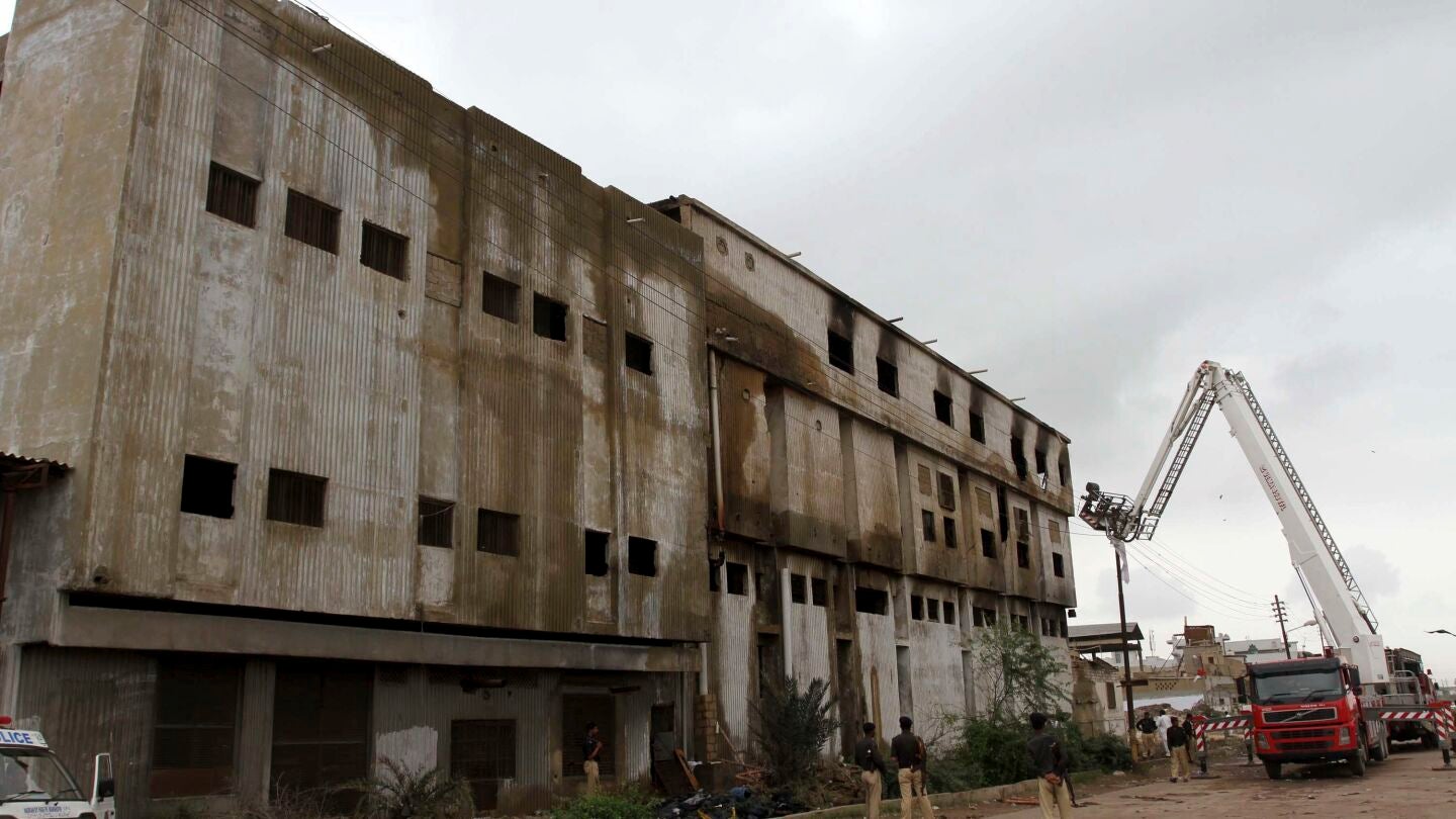 La f&aacute;brica de textiles incendiada en Pakist&aacute;n 