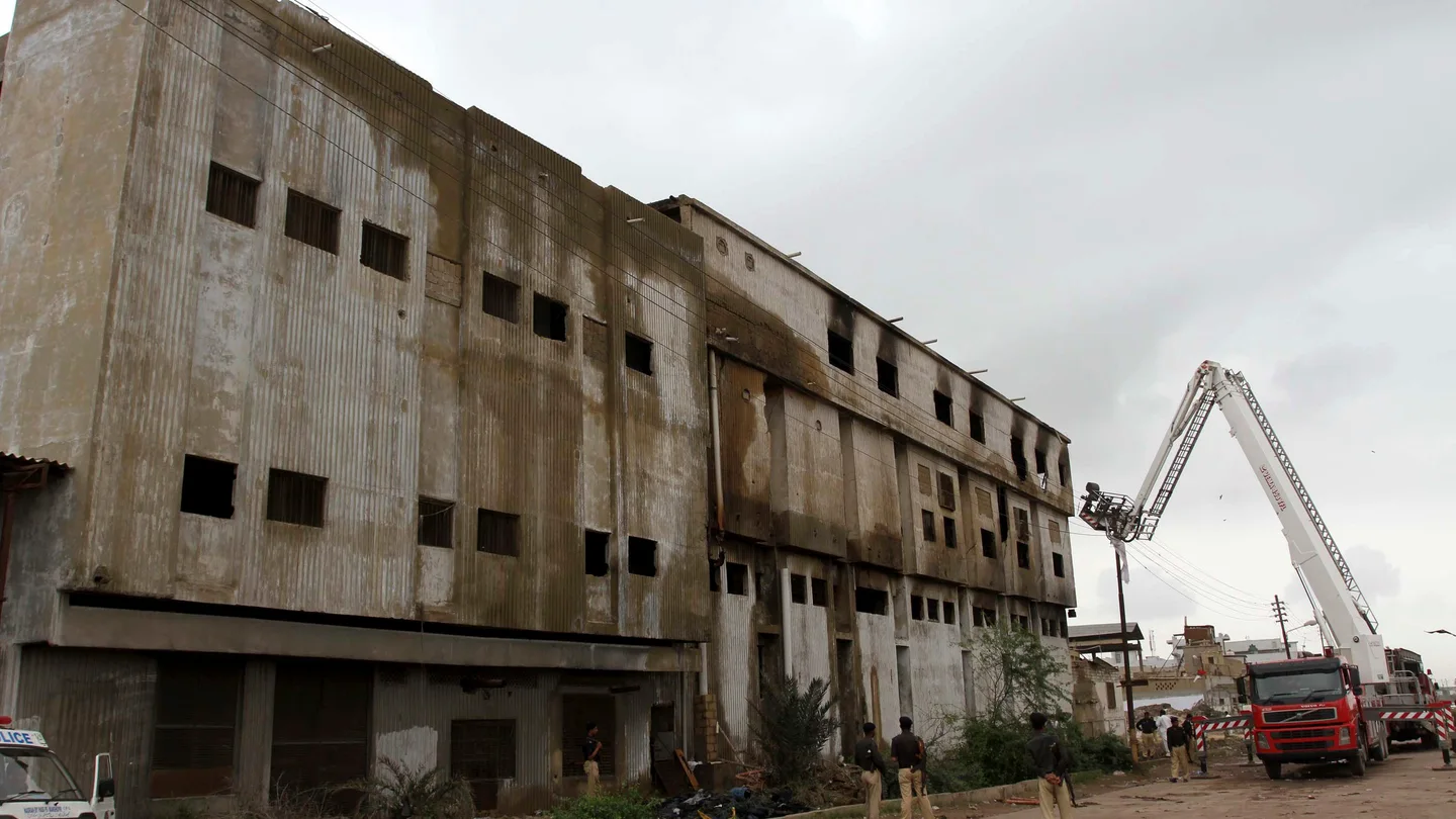La fábrica de textiles incendiada en Pakistán La fábrica de textiles incendiada en Pakistán