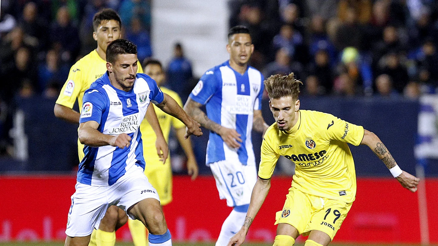 Samuel Castillejo controla un balón ante Gabriel Pires Samuel Castillejo controla un balón ante Gabriel Pires