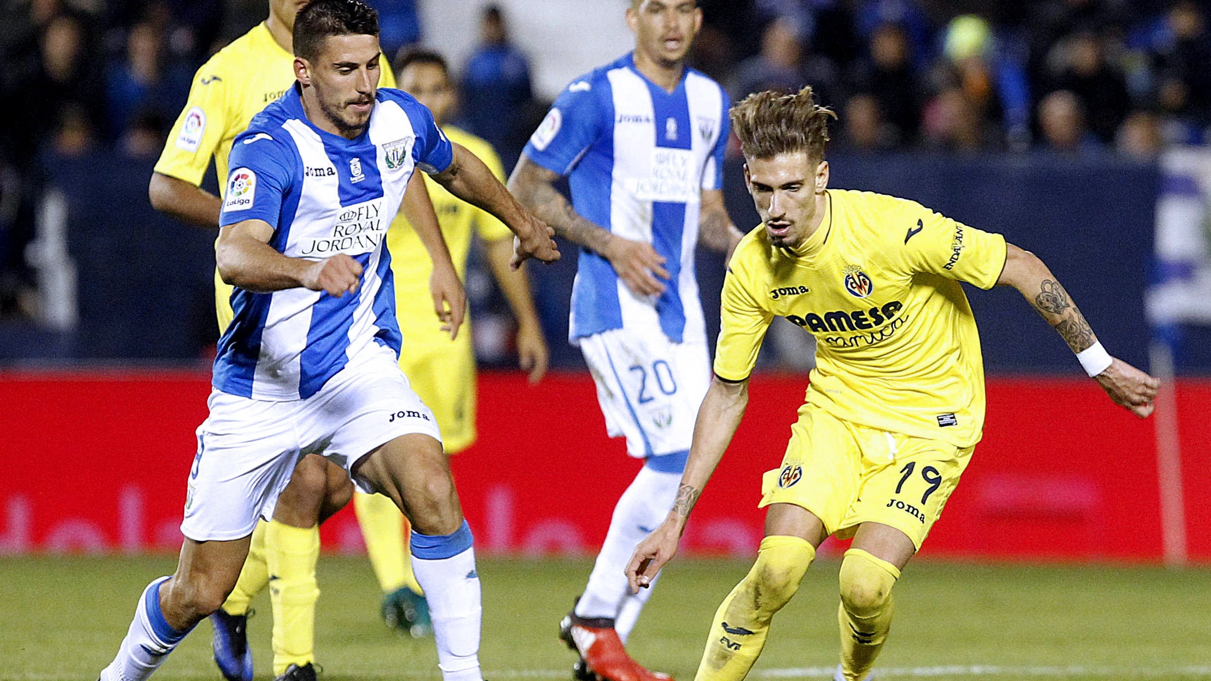 Samuel Castillejo controla un balón ante Gabriel Pires