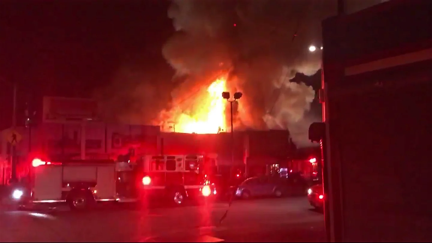 Incendio durante una fiesta en California Incendio durante una fiesta en California