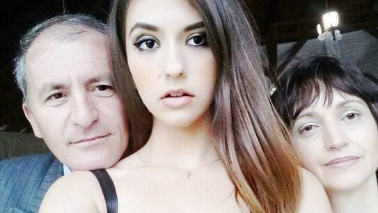 La joven que vende su virginidad junto a sus padres
