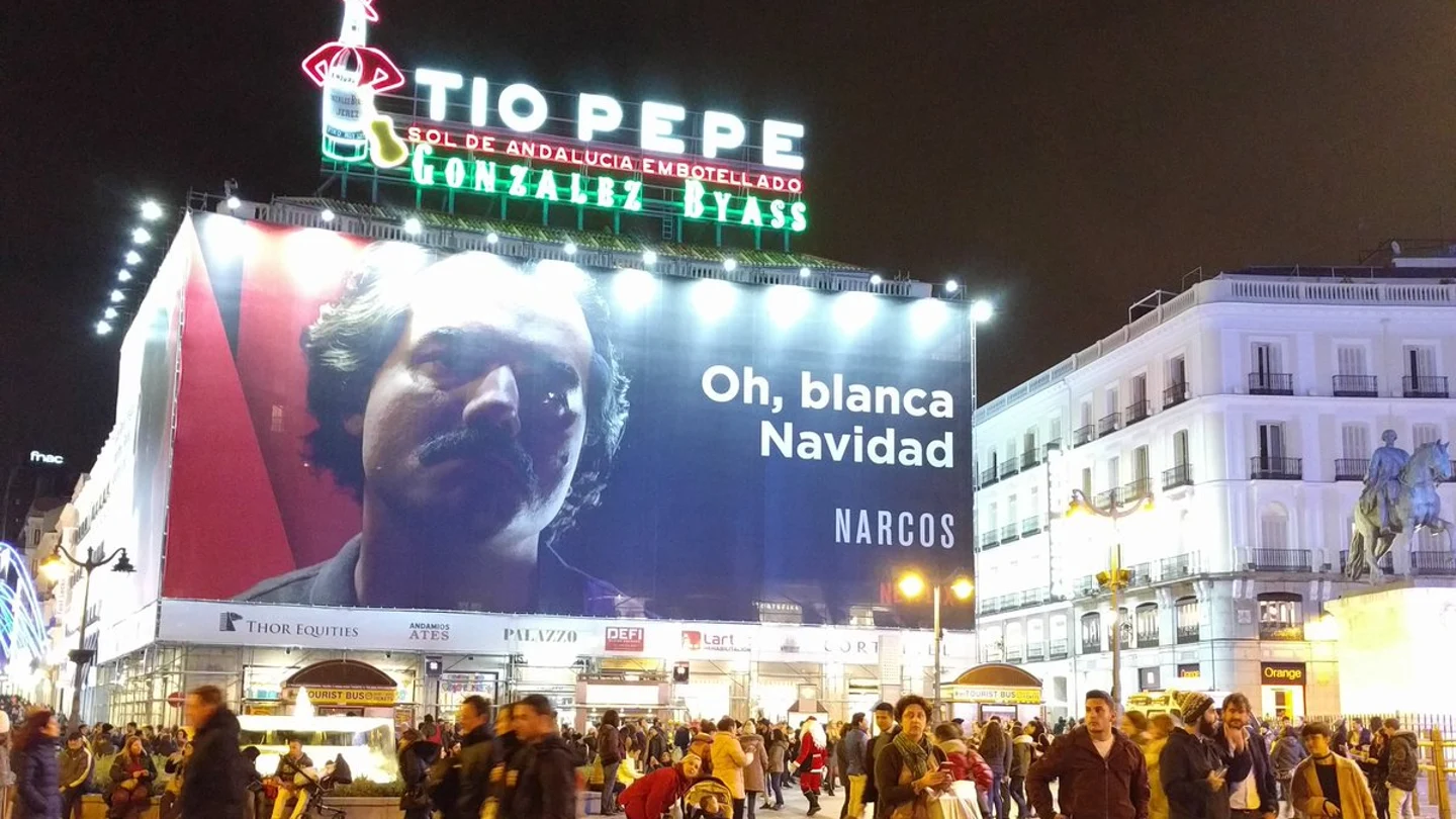 Cartel promocional de Narcos en la Puerta del Sol Cartel promocional de Narcos en la Puerta del Sol