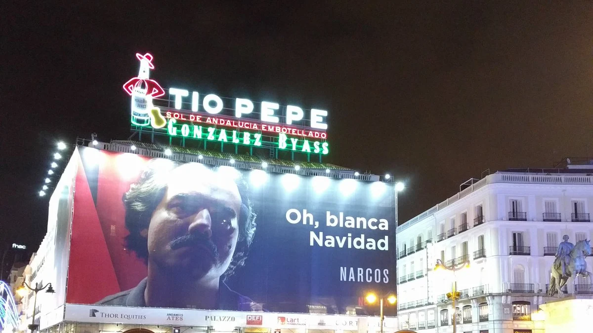 Cartel promocional de Narcos en la Puerta del Sol