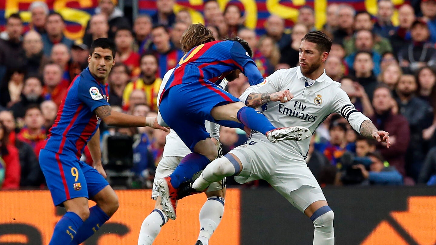 Entrada de Sergio Ramos a Leo Messi
