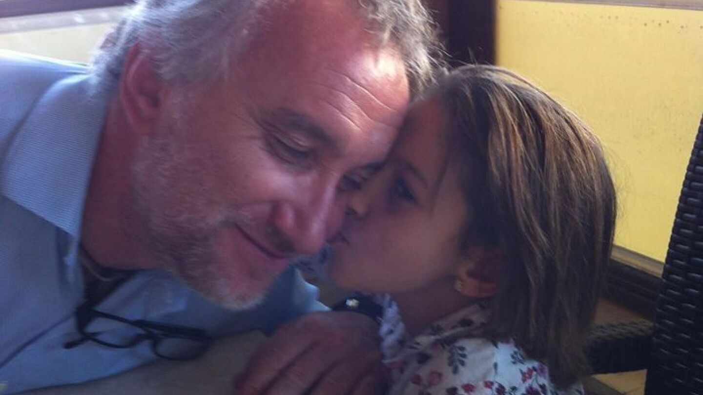 La ni&ntilde;a Nadia Nerea con su padre