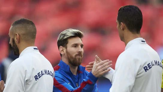Messi y Cristiano se saludan antes de un Clásico en el Camp Nou Messi y Cristiano se saludan antes de un Clásico en el Camp Nou