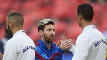 Messi y Cristiano se saludan antes de un Clásico en el Camp Nou